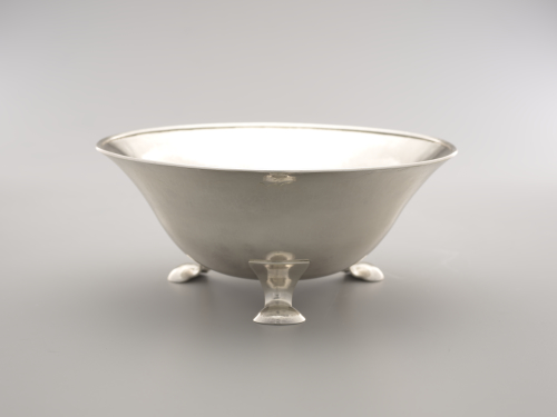 The%20Kalo%20Shop%2C%20%3Cb%3E%3Ci%3E%20Bowl%3C%2Fi%3E%3C%2Fb%3E%2C%20ca.%201910%2C%20sterling%20silver%2C%20The%20Margo%20Grant%20Walsh%2020th%20Century%20Silver%20and%20Metalworks%20Collection%2C%20public%20domain%2C%202002.91.23